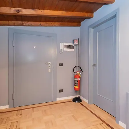 Charme In Mansarda - アパート