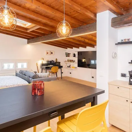 Charme In Mansarda - アパート